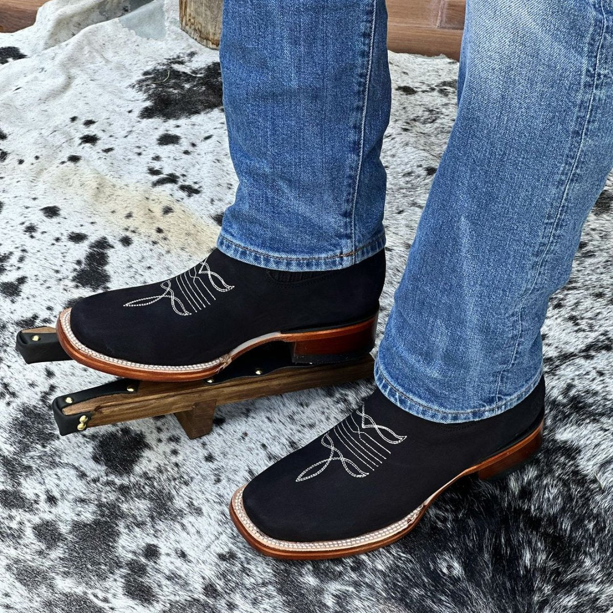 PLUXSTYLE::numise::mens-bulldog-boots-in-black::lifestyle-keep-1