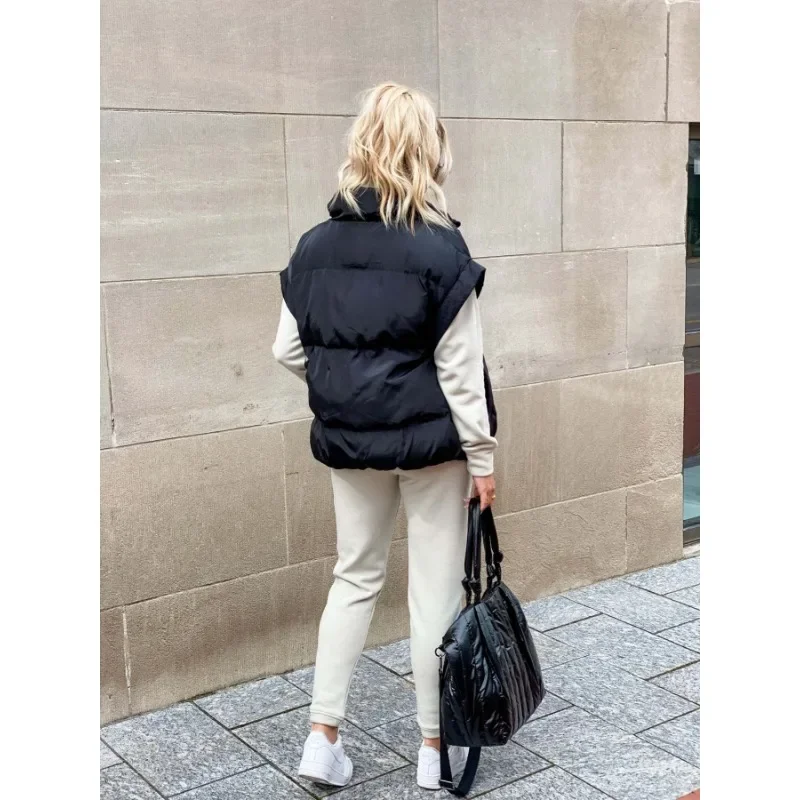 PLUXSTYLE::numise::stella-sleeveless-parka::lifestyle-keep-2